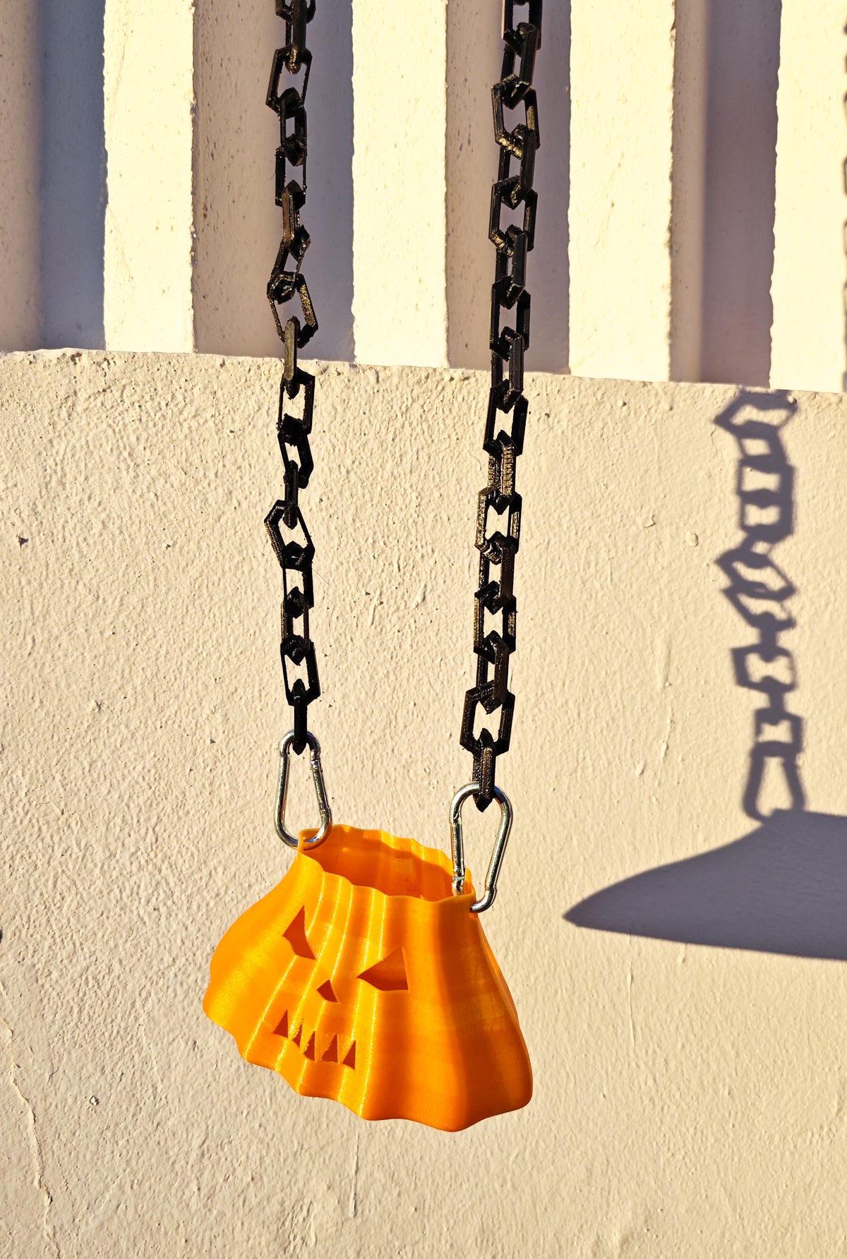 Black linked chain and metal clip attachment on the pumpkin bag