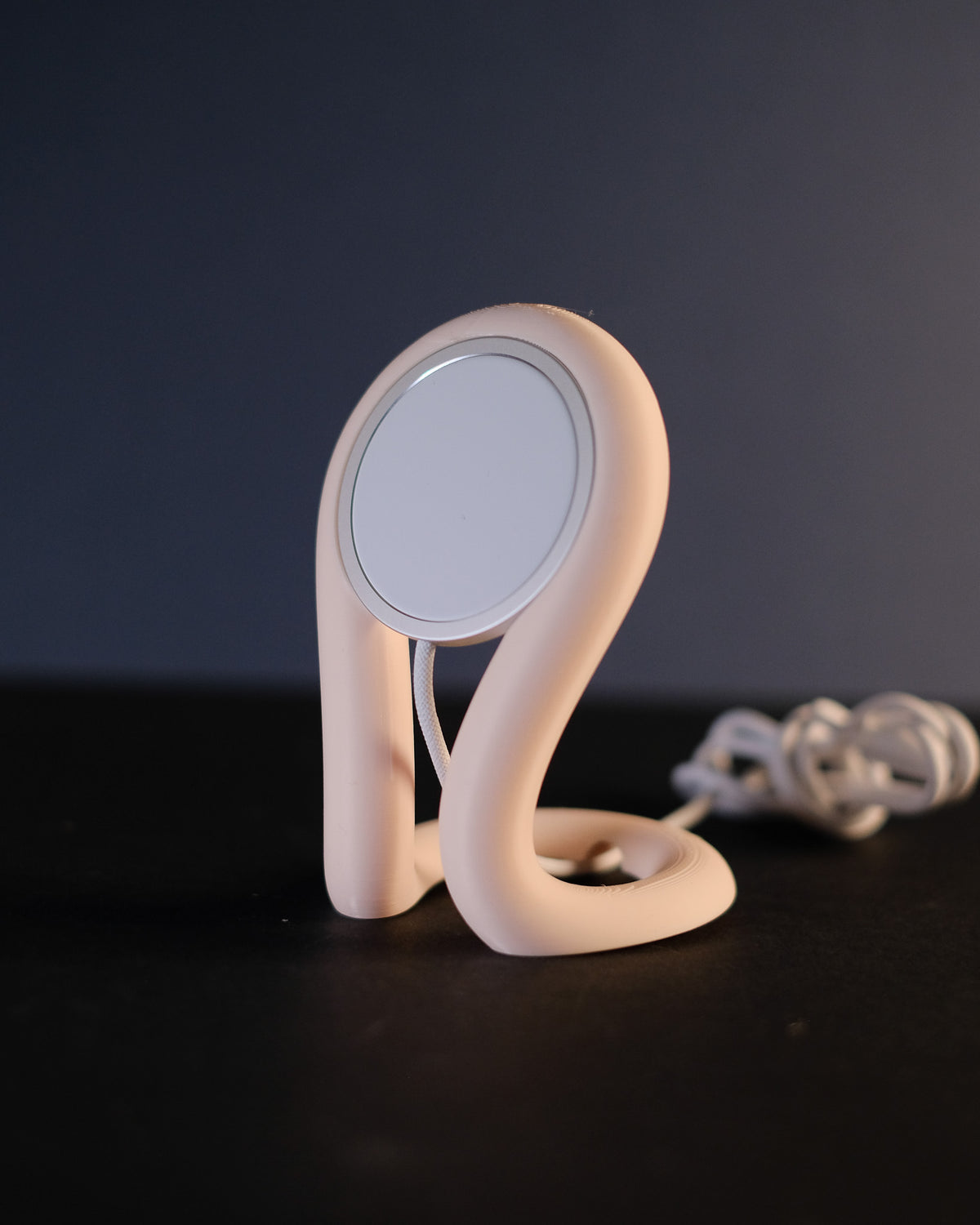 Minimalist Flowing Loop MagSafe Charger Stand real photo DSCF0331
