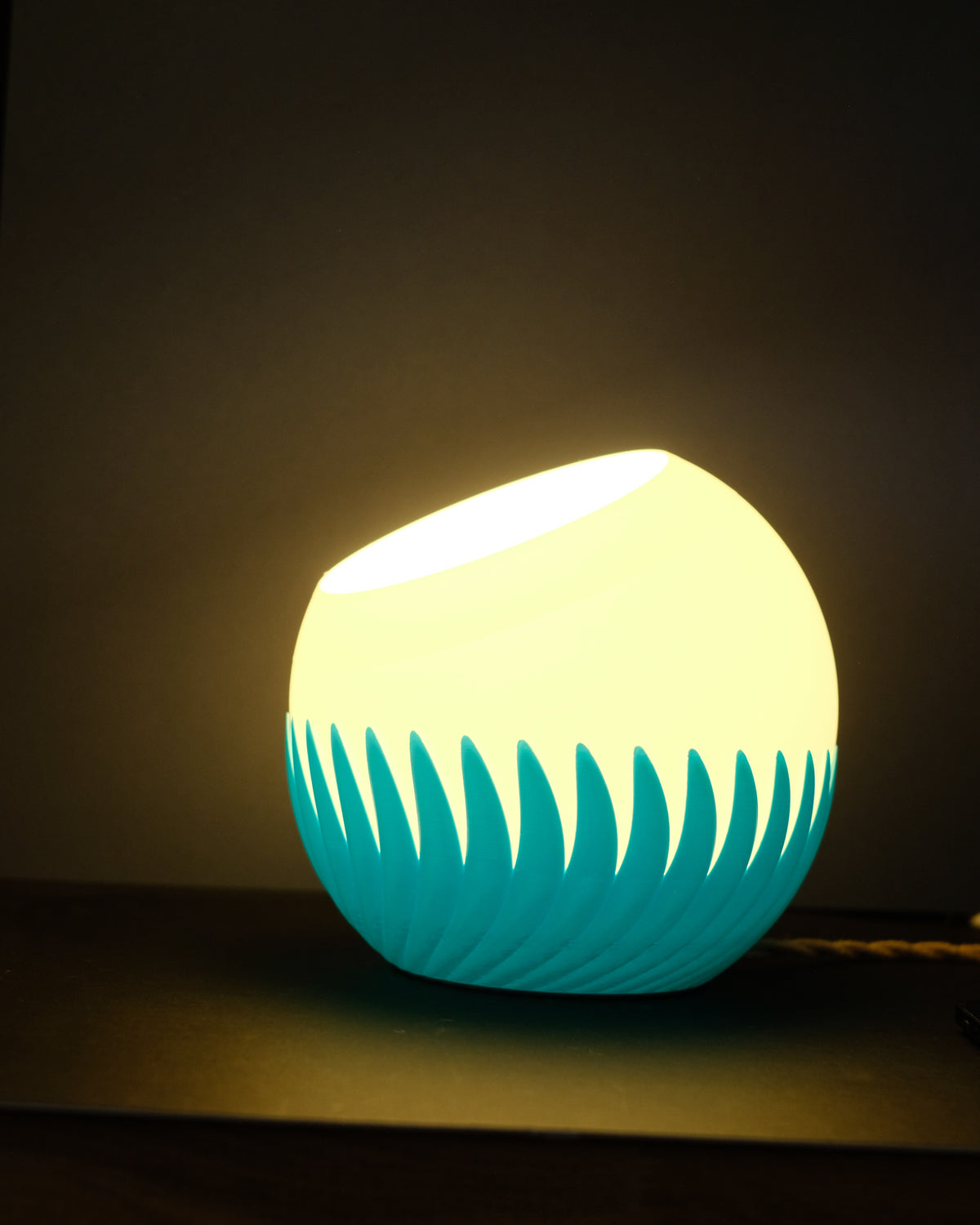 Modern Sphere E27 Lamp low angle warm light