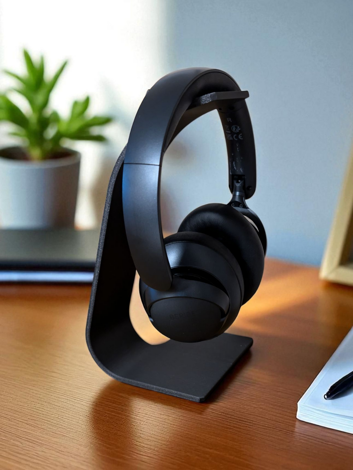 “Swing” Headphone Stand