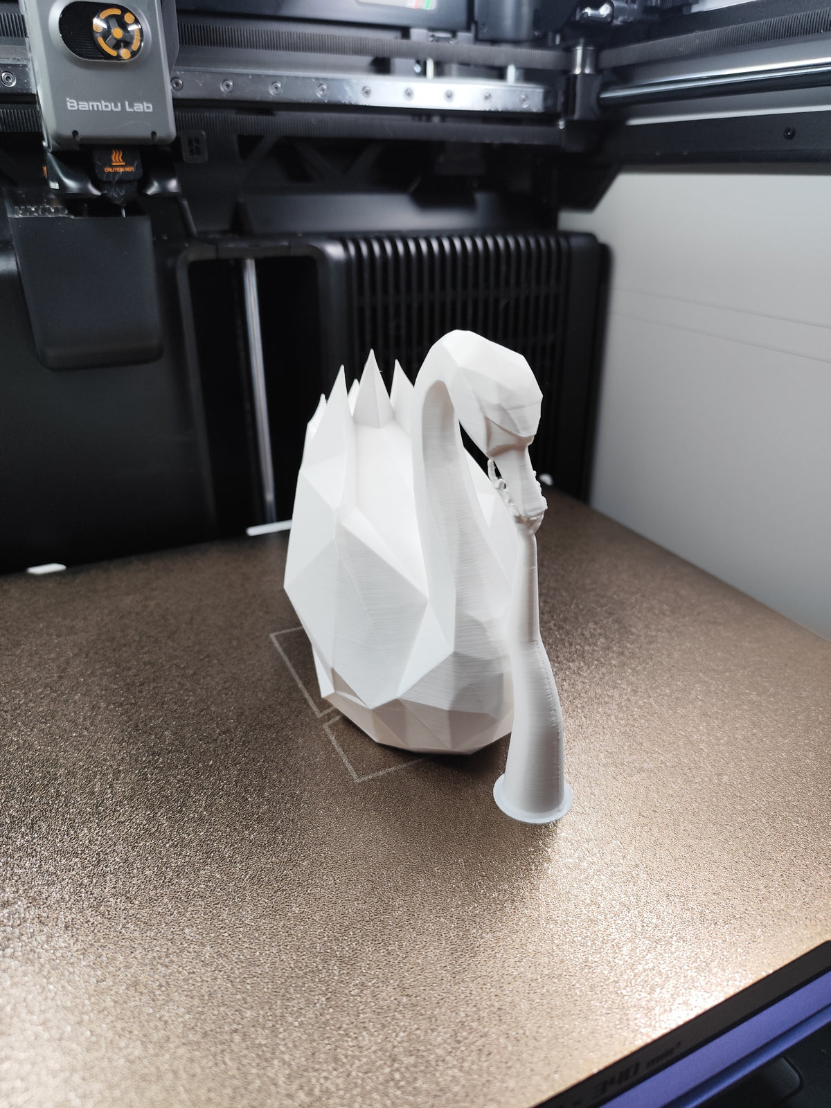 Graceful Swan — Low-Poly Decorative Sculpture