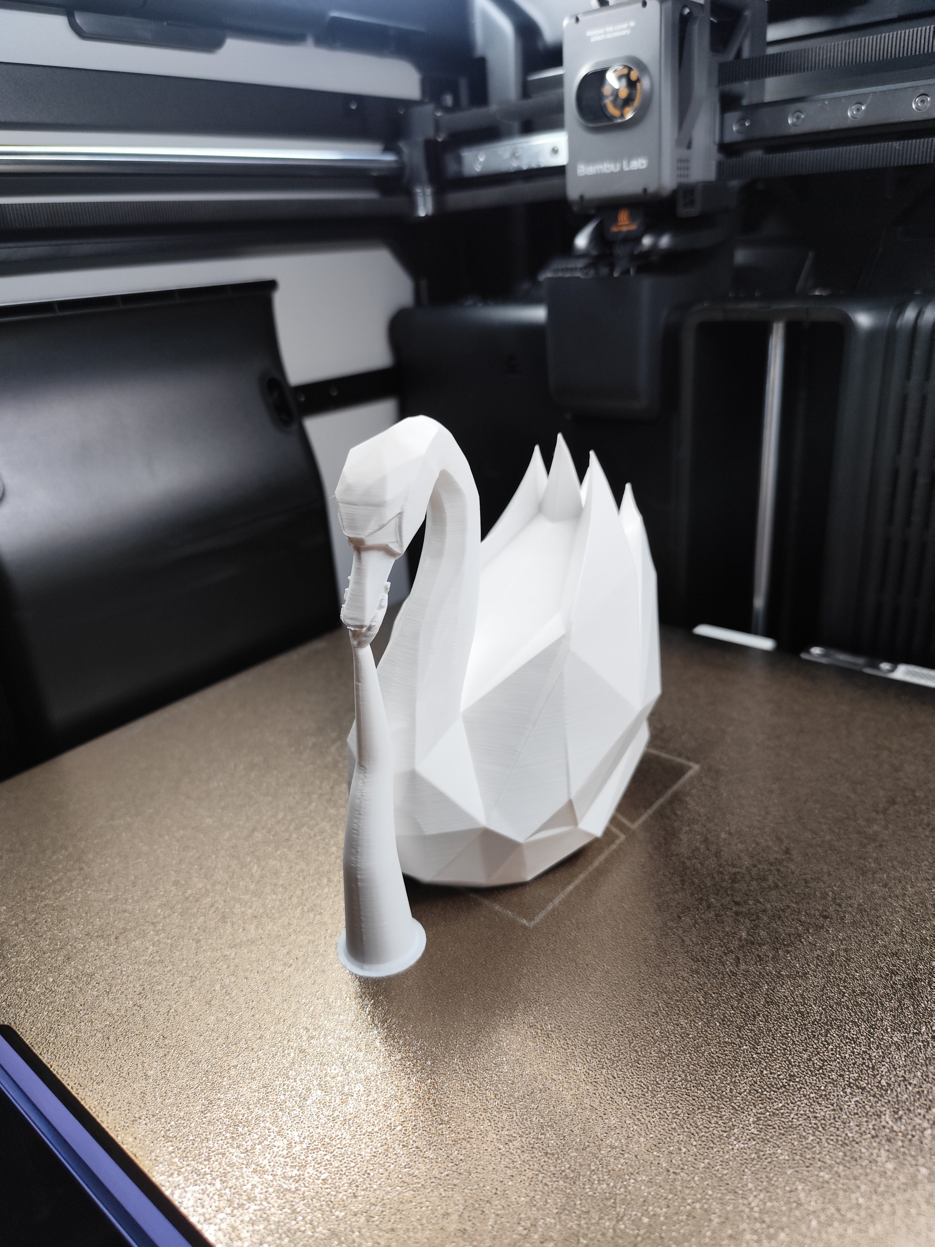 Graceful Swan – Low-Poly Sculpture