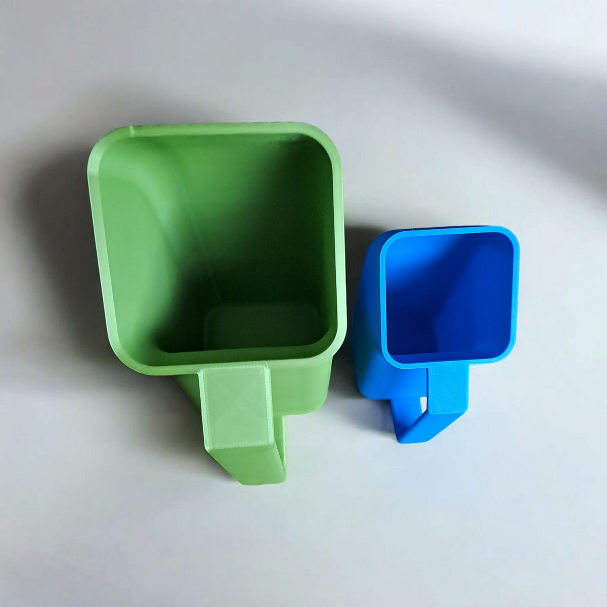 Modern Curved Pet Food Scoop