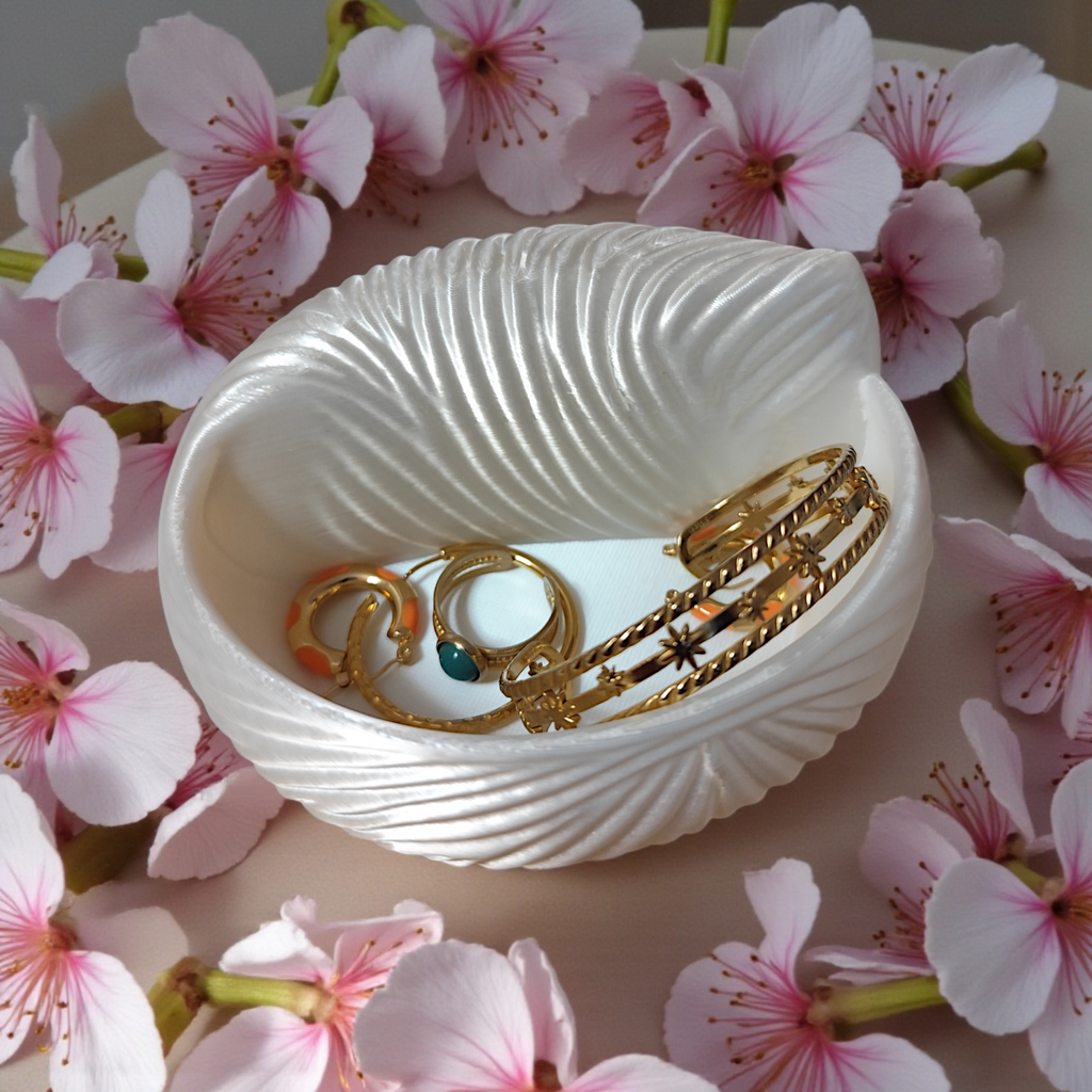 Sweet little seashell jewelery bowl