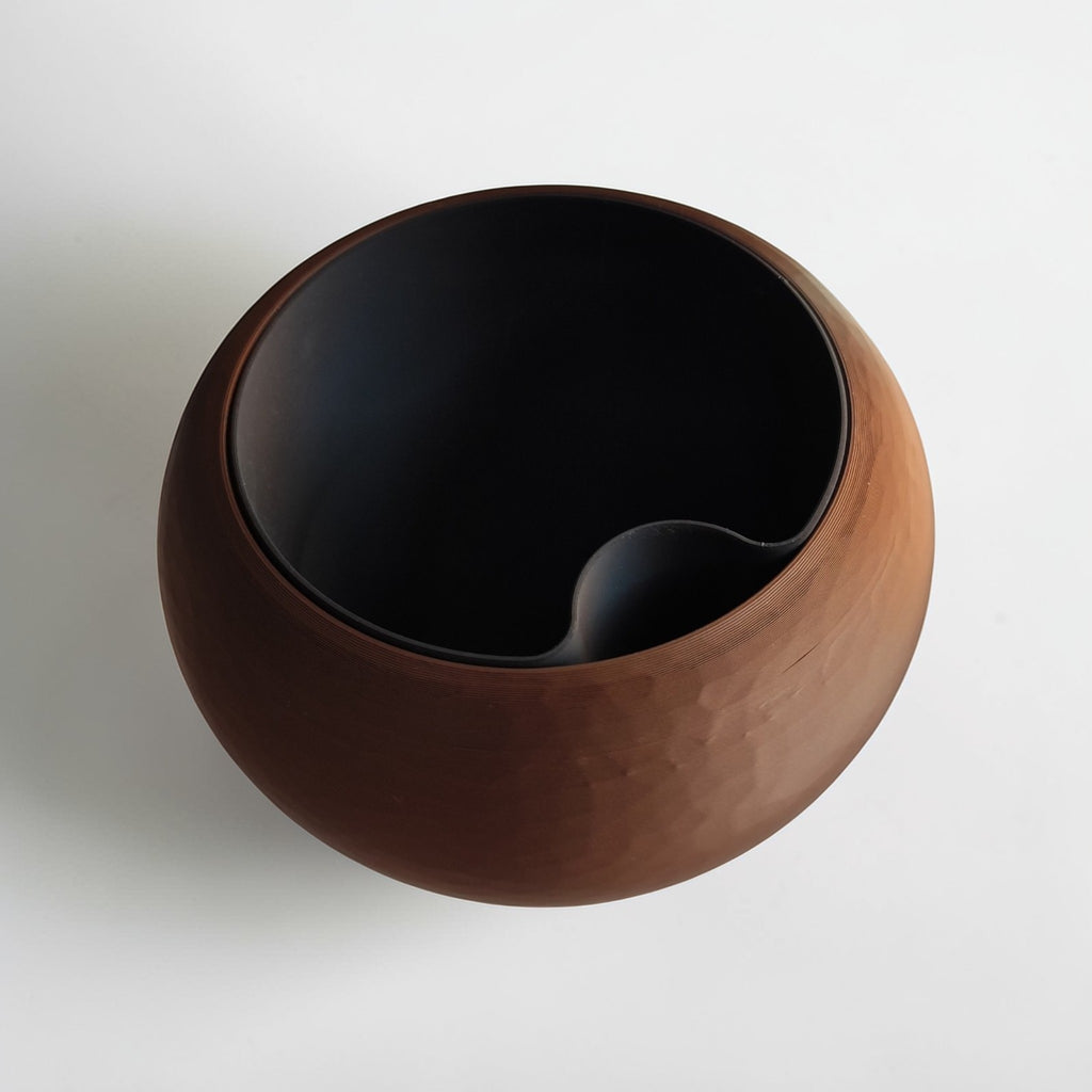 Self-watering plant pot in a hammered design