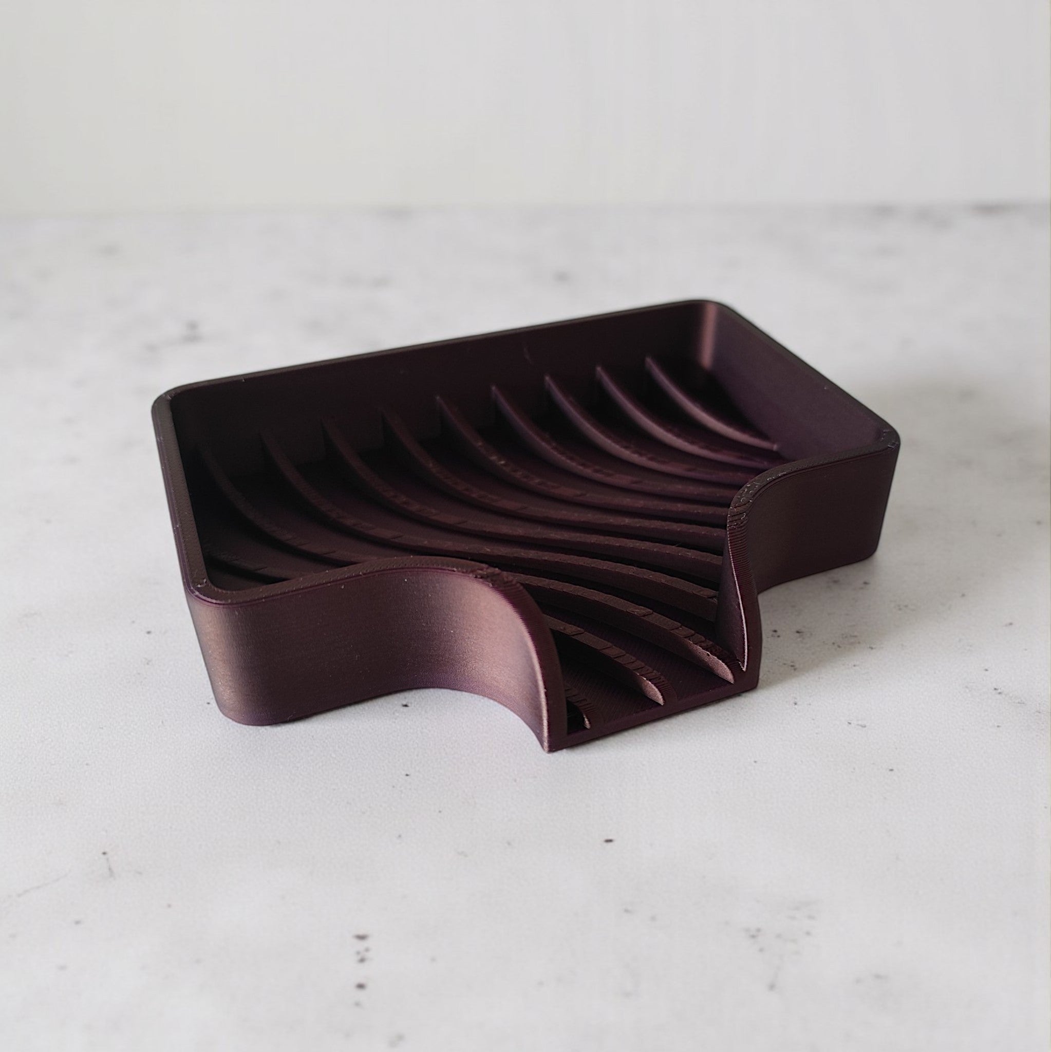 Curved soap dish with drain