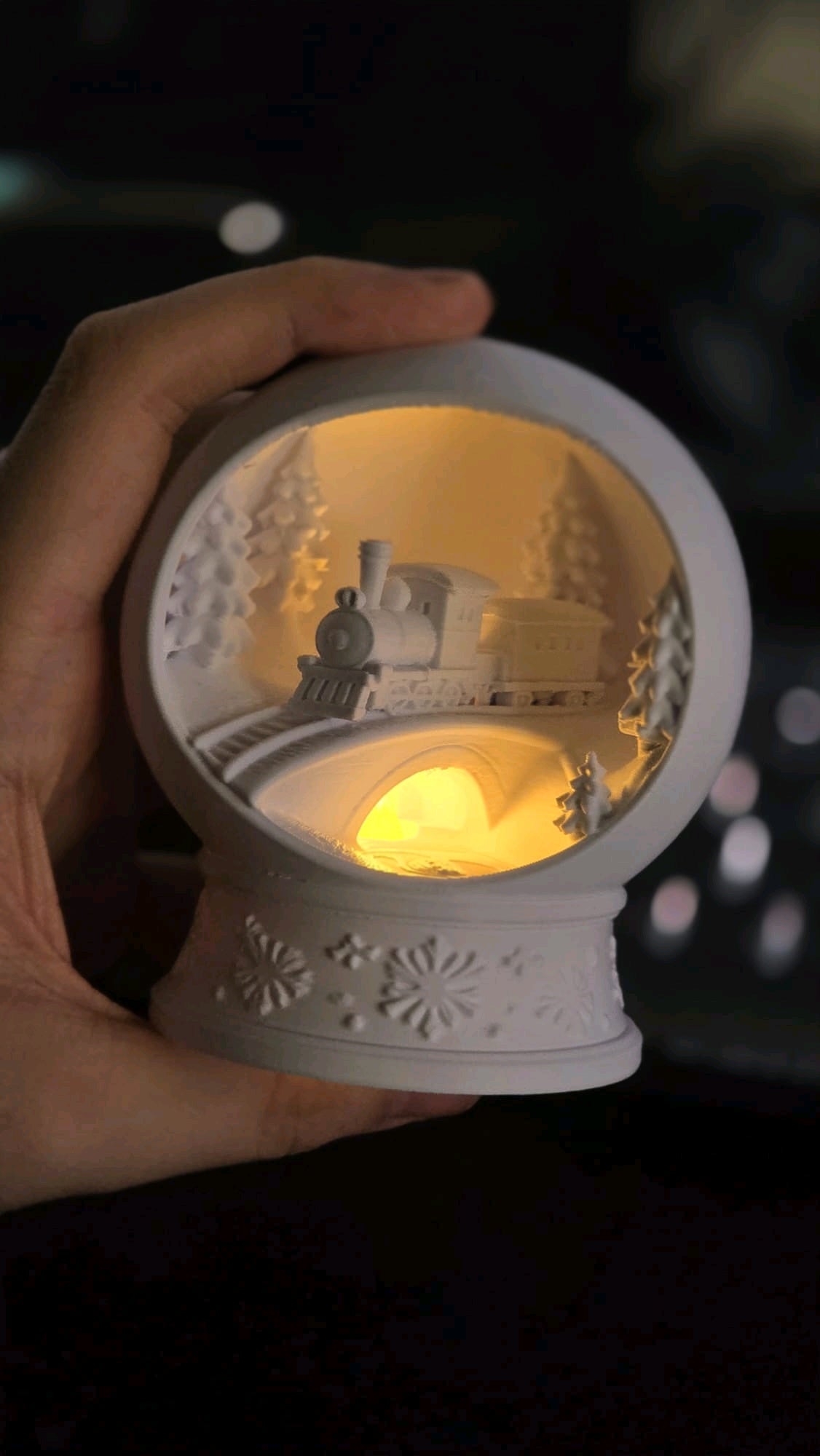 Snow globe tealight holder with locomotive and snowflake base