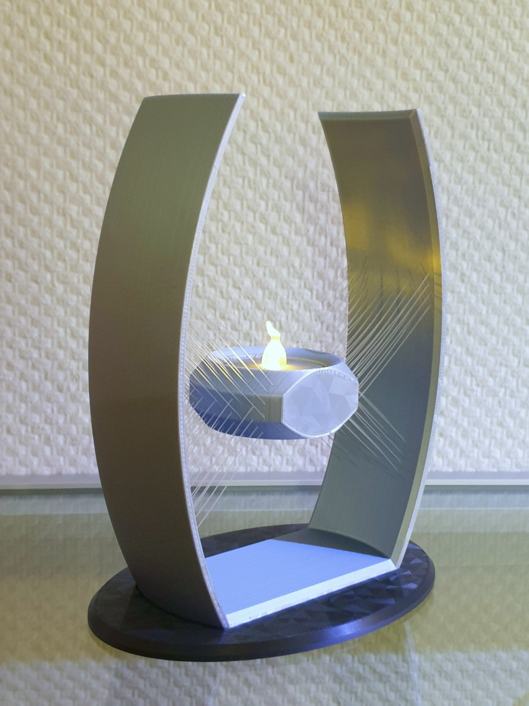 Close view of the curved frame and suspended tealight cup